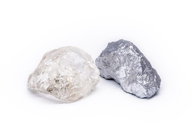 Mineral de plata y diamantes en bruto sobre superficie blanca aislada.