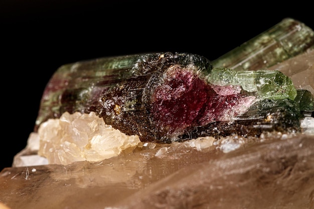 Mineral de turmalina de piedra macro sobre un fondo negro de cerca