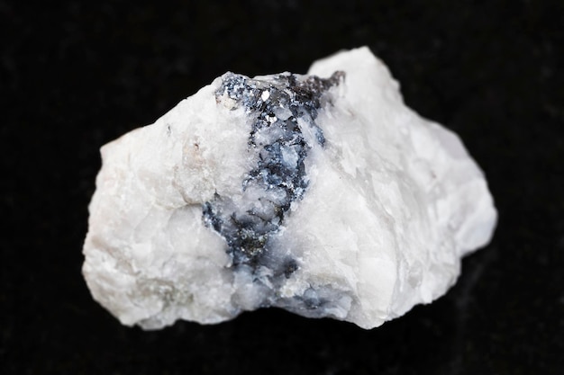 Mineral de wolframita crudo sobre fondo oscuro
