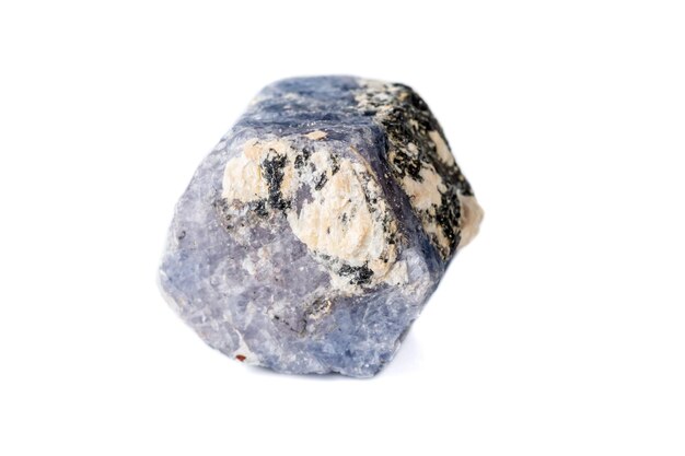 Mineral de zafiro macro sobre fondo blanco.