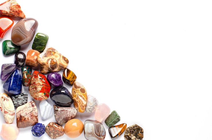 Foto mineralsteine auf weißem hintergrund das konzept der verwendung von mineralien und kristallen in der astrologie und alternativ- oder komplementärmedizin kopieren sie platz