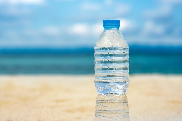 Mineralwasser an einem heißen Tag am Strand