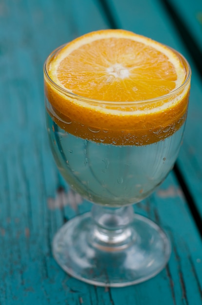 Mineralwasser mit Orangenscheiben