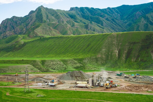 Minería a cielo abierto y canteras en las montañas