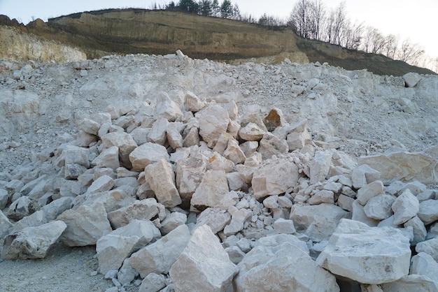 Minería a cielo abierto de materiales de piedra arenisca de construcción.