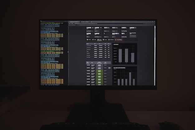 Minería del programa Ethereum Cryptocurrency en una pantalla de computadora Pantalla de PC con un criptominero Proceso de minería con candelabros de criptodivisas Enfoque selectivo