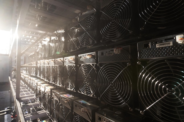 Los mineros de Bitcoin ASIC en el almacén Equipamiento de minería ASIC en bastidores de soporte para la minería de criptomonedas en contenedores de acero Aplicación de la tecnología Blockchain Unidades de almacenamiento de circuitos integrados específicos