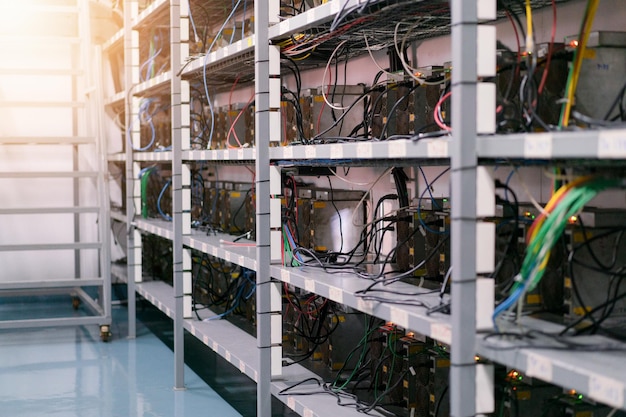 Foto mineros de bitcoin en equipos de minería asic de granja para criptomonedas en contenedores de acero conceptos de tecnología blockchain