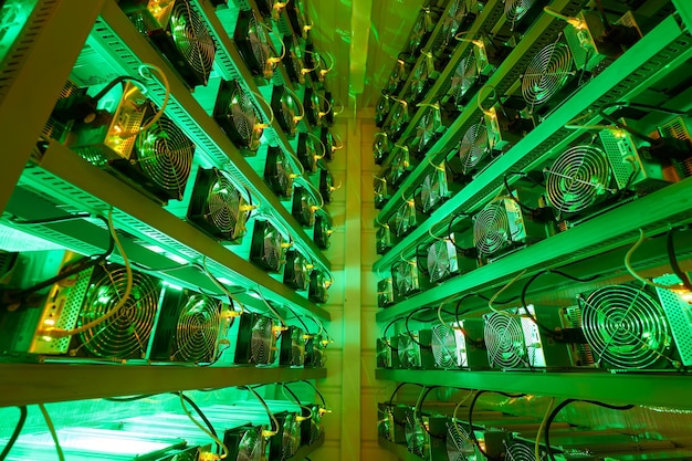 Los mineros de Bitcoin en granjas grandes equipos de minería ASIC en bastidores de soporte minan criptomoneda en contenedores de acero Aplicación de la tecnología Blockchain centro de datos de circuitos integrados específicos Luces de salas de servidores