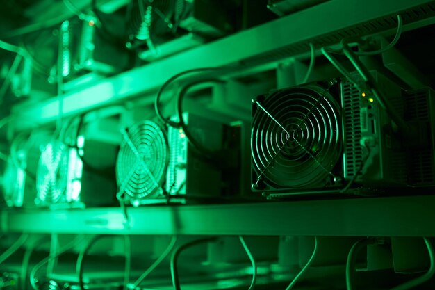 Los mineros de Bitcoin en granjas grandes equipos de minería ASIC en bastidores de soporte minan criptomoneda en contenedores de acero Aplicación de la tecnología Blockchain centro de datos de circuitos integrados específicos Luces de salas de servidores