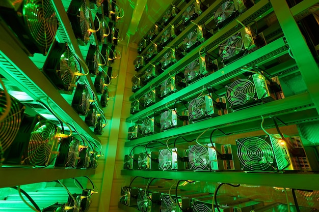 Los mineros de Bitcoin en granjas grandes equipos de minería ASIC en bastidores de soporte minan criptomoneda en contenedores de acero Aplicación de la tecnología Blockchain centro de datos de circuitos integrados específicos Luces de salas de servidores