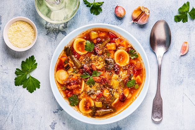 Minestrone, italienische Gemüsesuppe mit Nudeln und Bohnen. Ansicht von oben