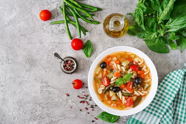 Minestrone, italienische Gemüsesuppe mit Nudeln. Veganes Essen