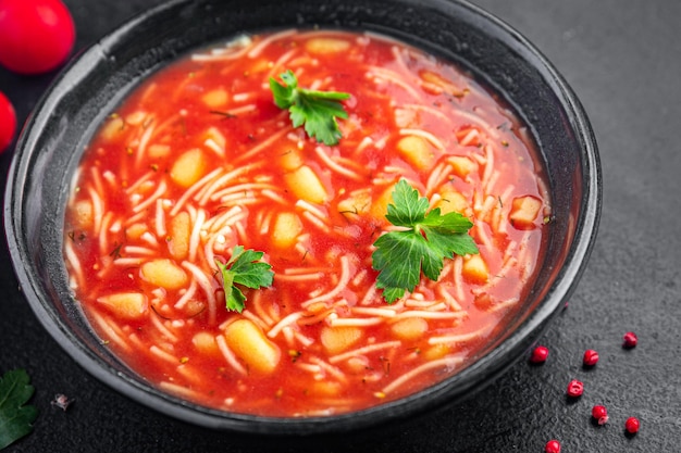 Minestrone rote Tomatensuppe erste Mahlzeit Snack auf dem Tisch kopieren Raum Essen