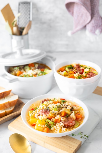 Foto minestrone de salchicha ahumada sopa italiana con pasta y verduras de temporada