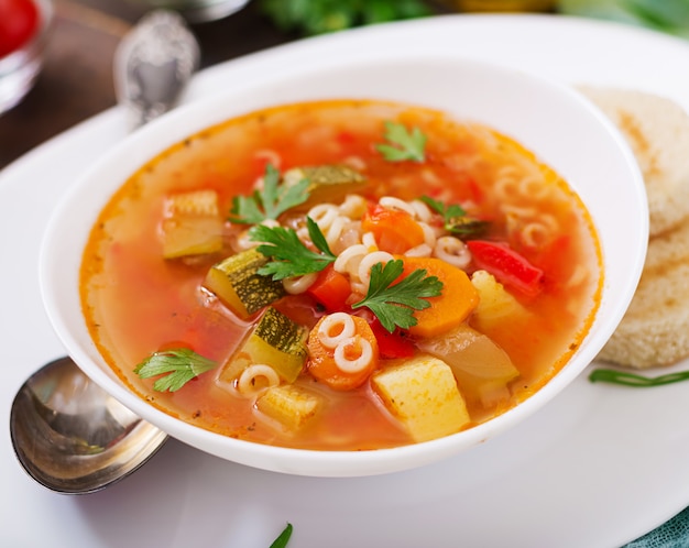 Minestrone - "sopa grande", sopa con muchos ingredientes - un plato de cocina italiana, sopa ligera de verduras de temporada con pasta.