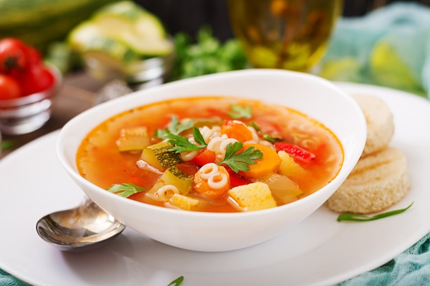 Minestrone - "sopa grande", sopa con muchos ingredientes - un plato de cocina italiana, sopa ligera de verduras de temporada con pasta.