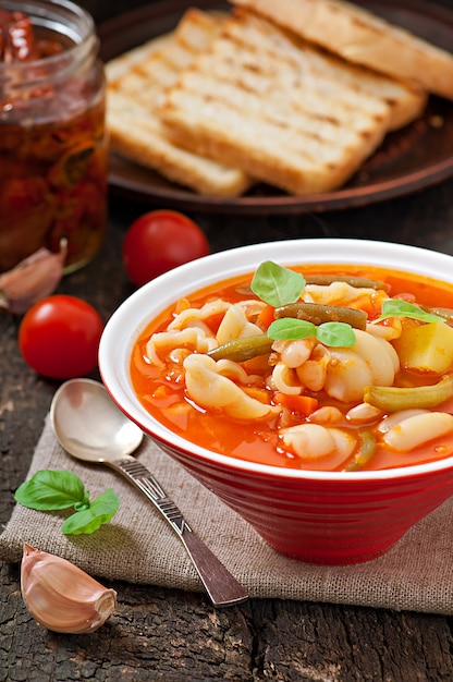 Minestrone, sopa italiana de verduras con pasta