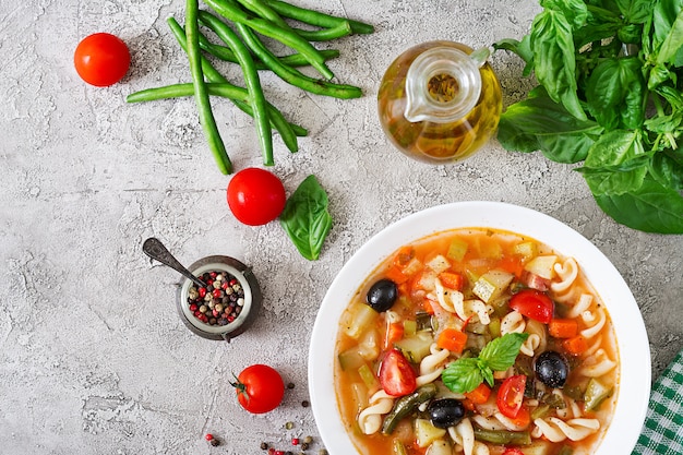 Minestrone, sopa de verduras italiana con pasta. Comida vegana