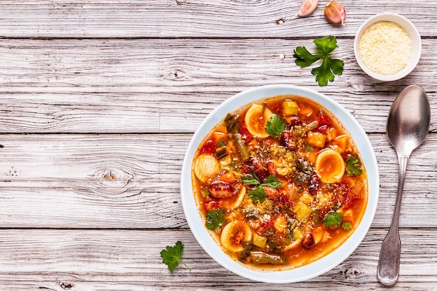 Minestrone, sopa de verduras italiana con pasta y frijoles. Vista superior