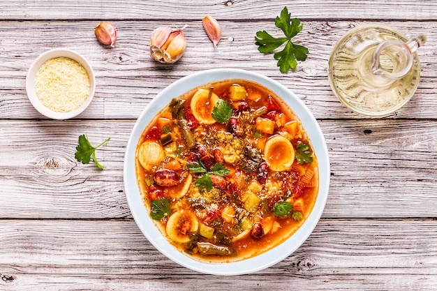 Minestrone, sopa de verduras italiana con pasta y frijoles. Vista superior