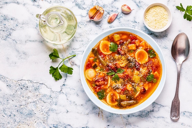 Minestrone, sopa de verduras italiana con pasta y frijoles