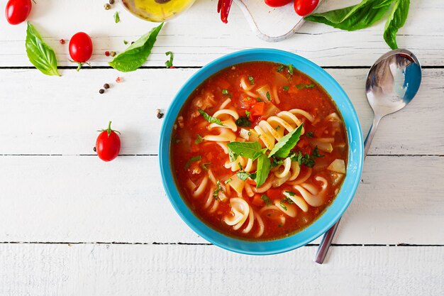 Minestrone, sopa de verduras italiana con pasta