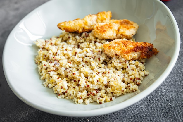 Mingau bulgur quinoa frango empanado migalhas de pão assado aves carne fresco saudável refeição comida lanche