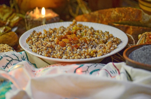 Mingau com nozes e passas de papoila prato com kutia com frutos secos