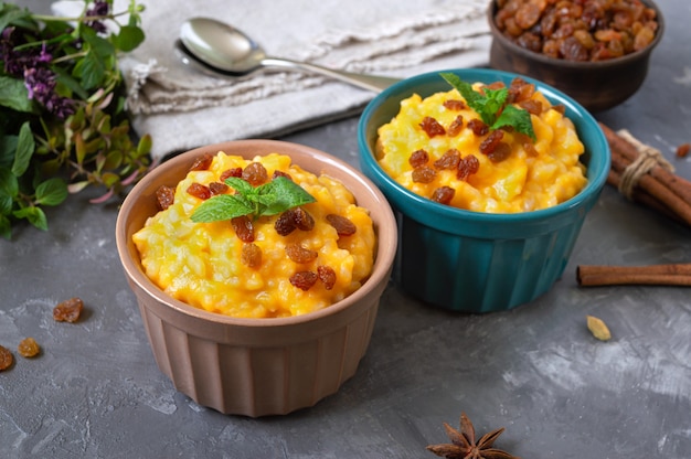 Mingau de abóbora com arroz e passas. Saboroso café da manhã com dieta saudável. Nutrição apropriada