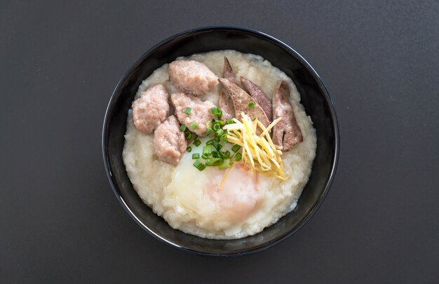 mingau de arroz com carne de porco e ovo