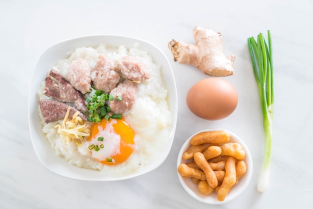 mingau de arroz com carne de porco e ovo