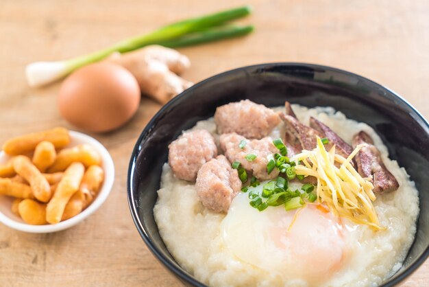 Mingau de arroz com carne de porco e ovo