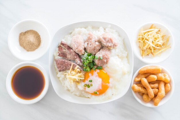 mingau de arroz com carne de porco e ovo