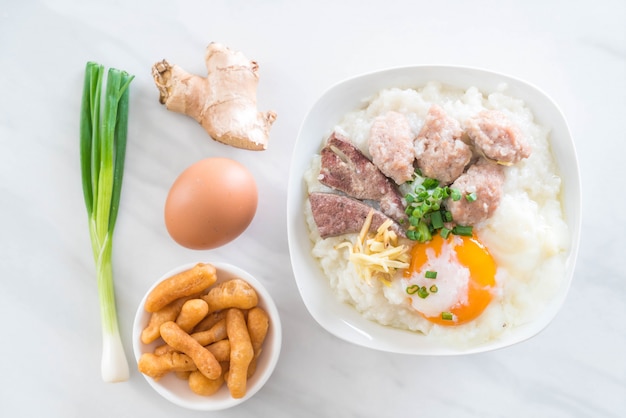 mingau de arroz com carne de porco e ovo