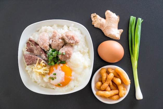 Mingau de arroz com carne de porco e ovo