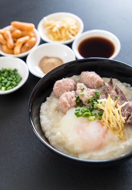 mingau de arroz com carne de porco e ovo