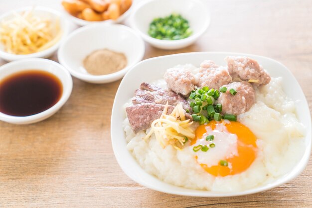 mingau de arroz com carne de porco e ovo