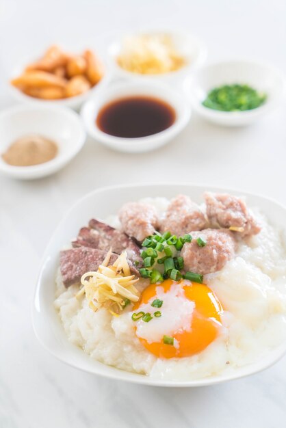 mingau de arroz com carne de porco e ovo