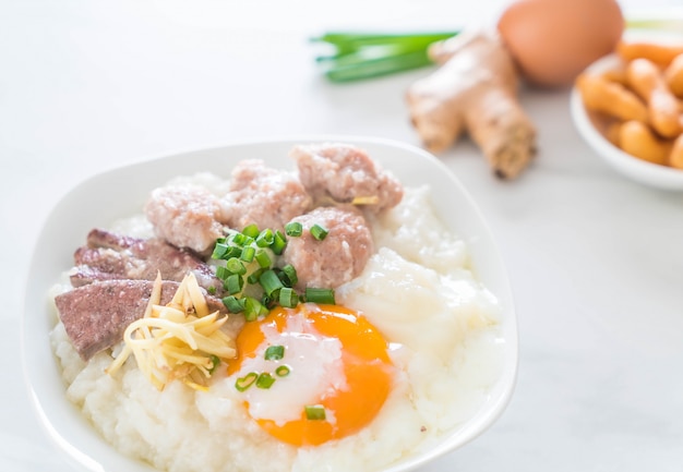 mingau de arroz com carne de porco e ovo