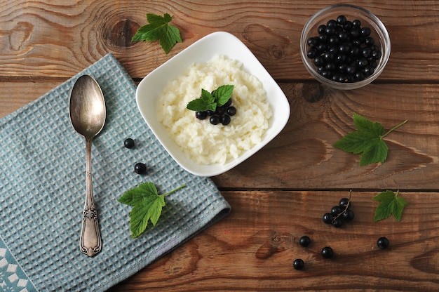 Mingau de arroz com groselhas frescas