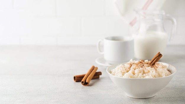 Mingau de arroz escandinavo em uma tigela com canela café da manhã saudável copiar espaço