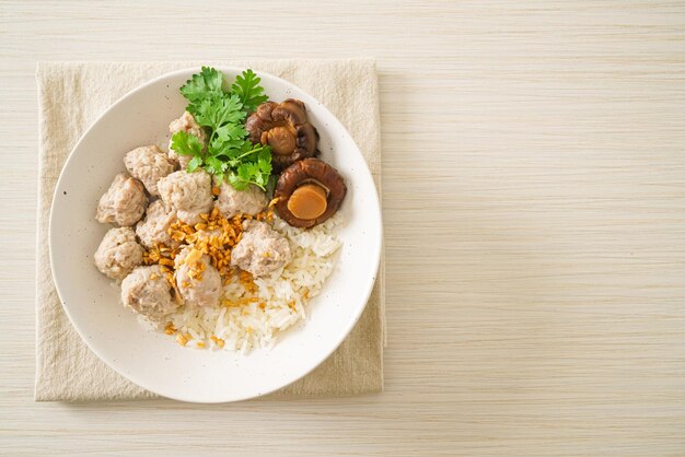 Mingau de arroz seco com tigela de carne de porco cozida