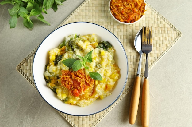 Mingau de arroz tradicional Bubur Manado misturado com legumes de milho de abóbora