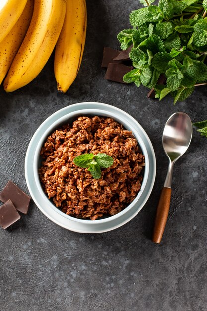 Foto mingau de aveia crua com banana e chocolate. café da manhã saudável. vista do topo