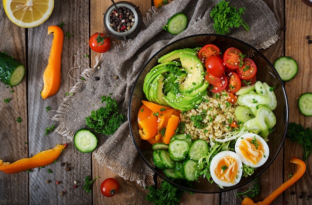 Mingau de Bulgur, ovo e legumes frescos