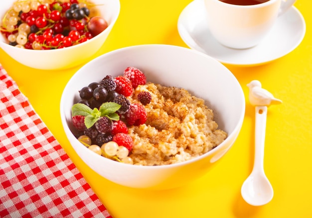 Mingau de cereais de aveia com frutas frescas Café da manhã saudável