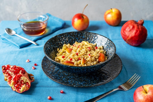 Mingau de cevada caseiro doce com sementes de romã maçãs e mel Celebração de Rosh Hashanah