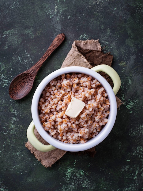 Mingau de cevada com manteiga em panela verde