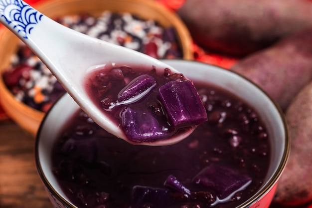 Mingau de grãos de batata-doce roxo